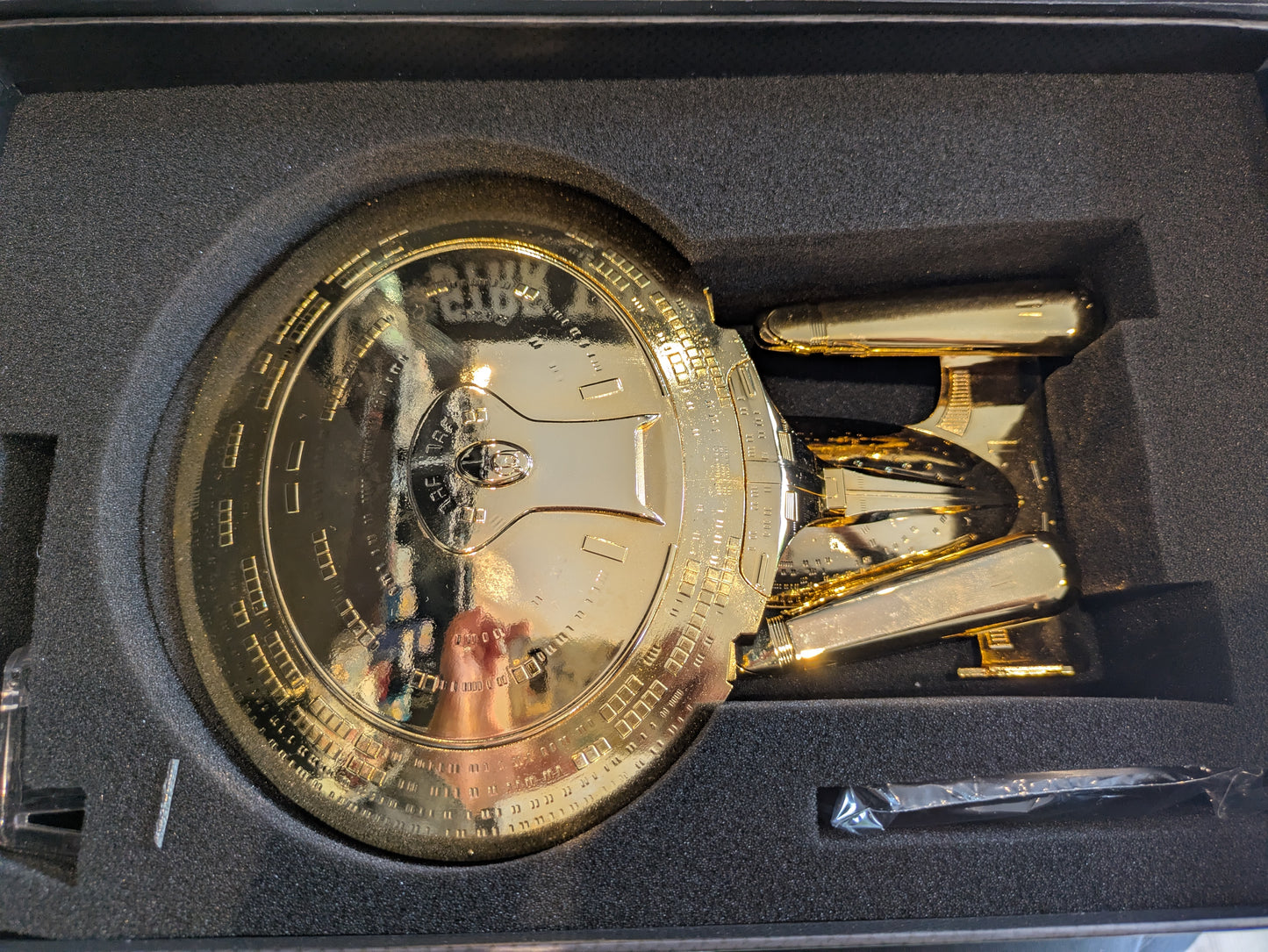 STAR TREK THE OFFICIAL STARSHIPS COLLECTION GOLD U.S.S ENTERPRISE NCC-1701-D