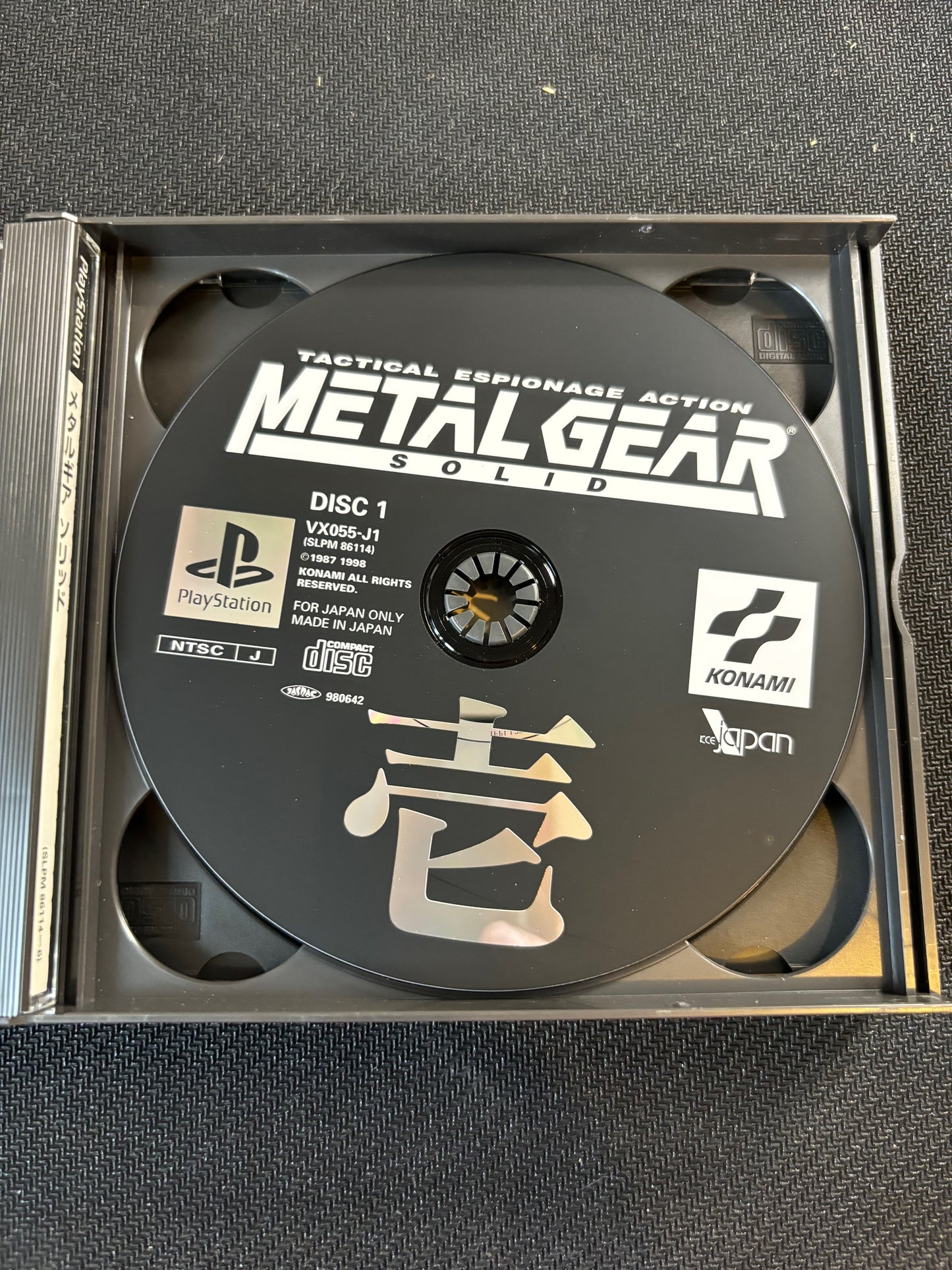 Metal Gear Solid  PS1 Japanese Import 2 Discs With Manual